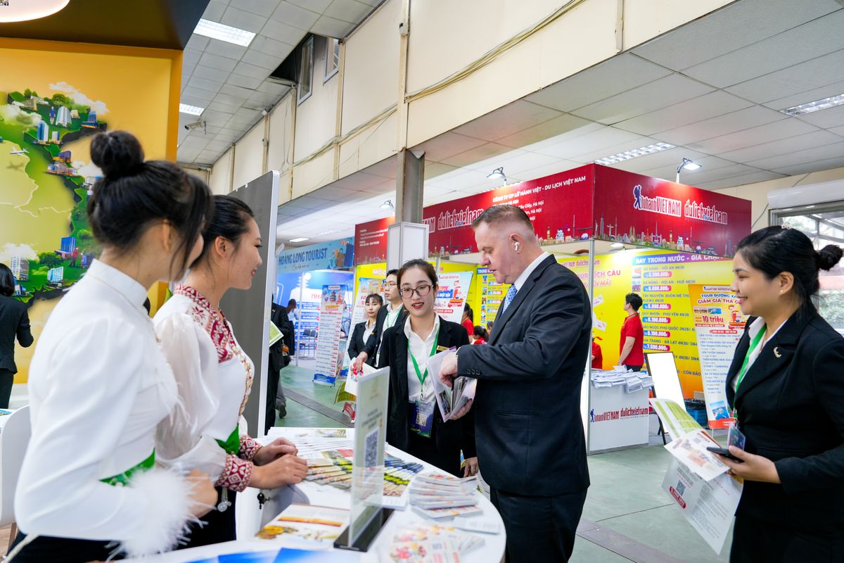 khach-tham-du-gian-hang-VITM