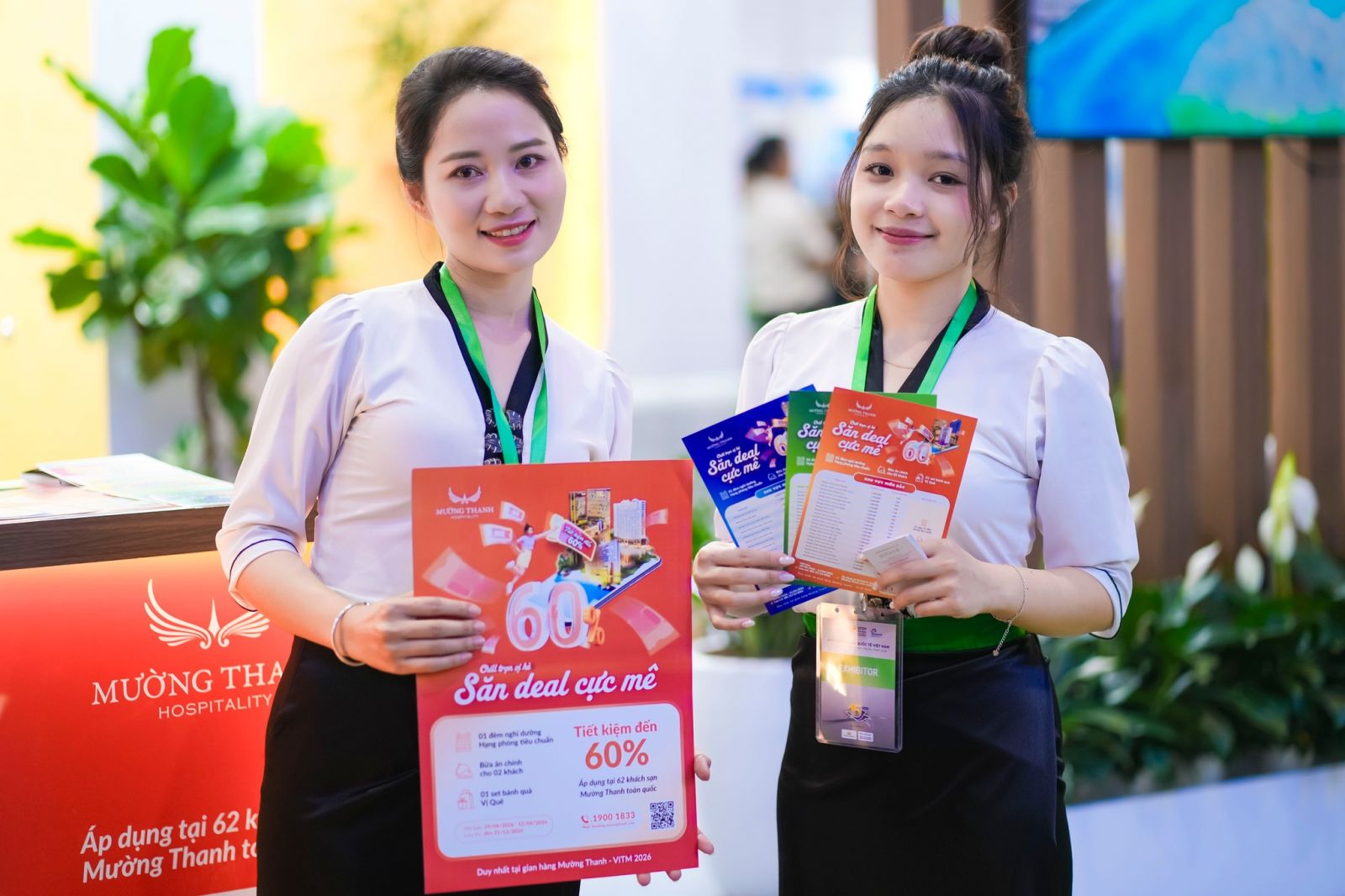 chao-don-du-khach-bang-nu-cuoi