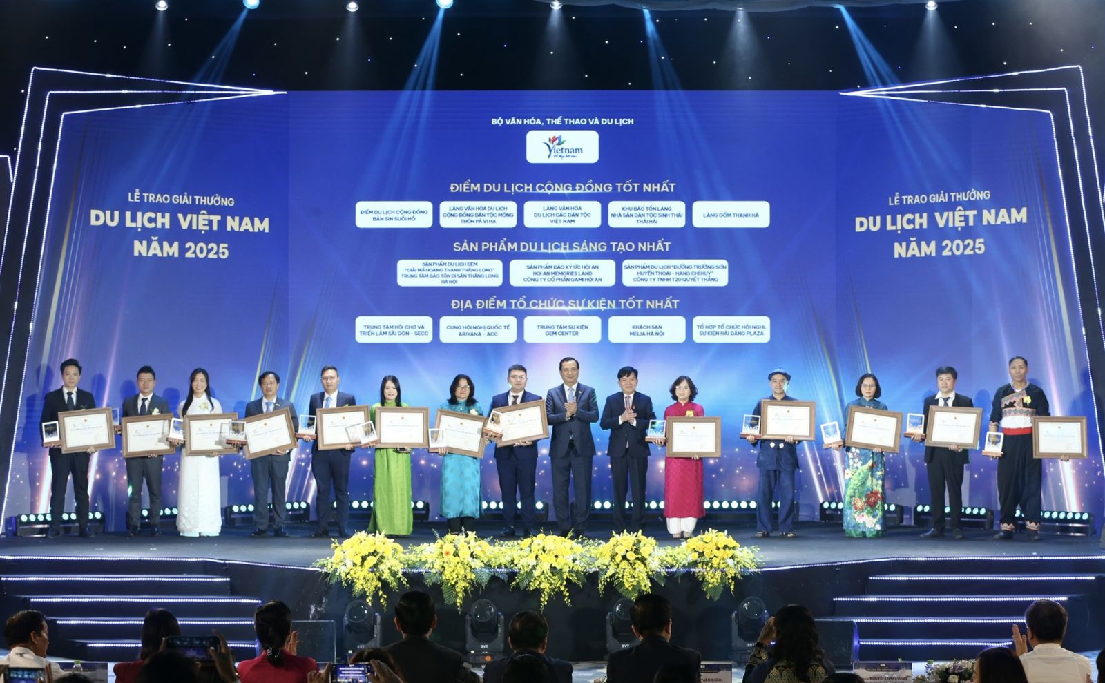 cuc-truong-cuc-du-lich-trao-giai-thuong