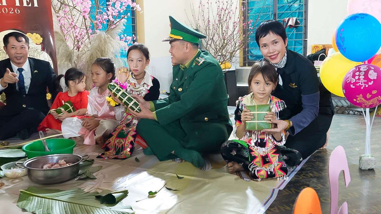 cung-cac-em-nho-goi-banh-chung-1