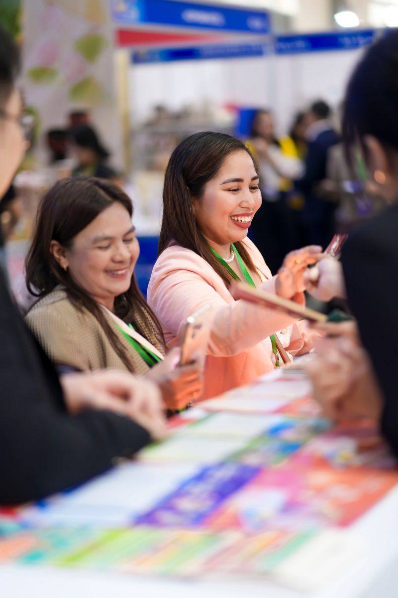 khach-hang-check-in-tai-gian-hang