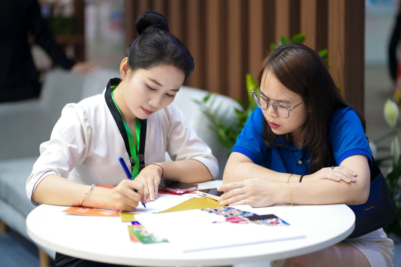 khach-hang-tham-khao-goi-uu-dai