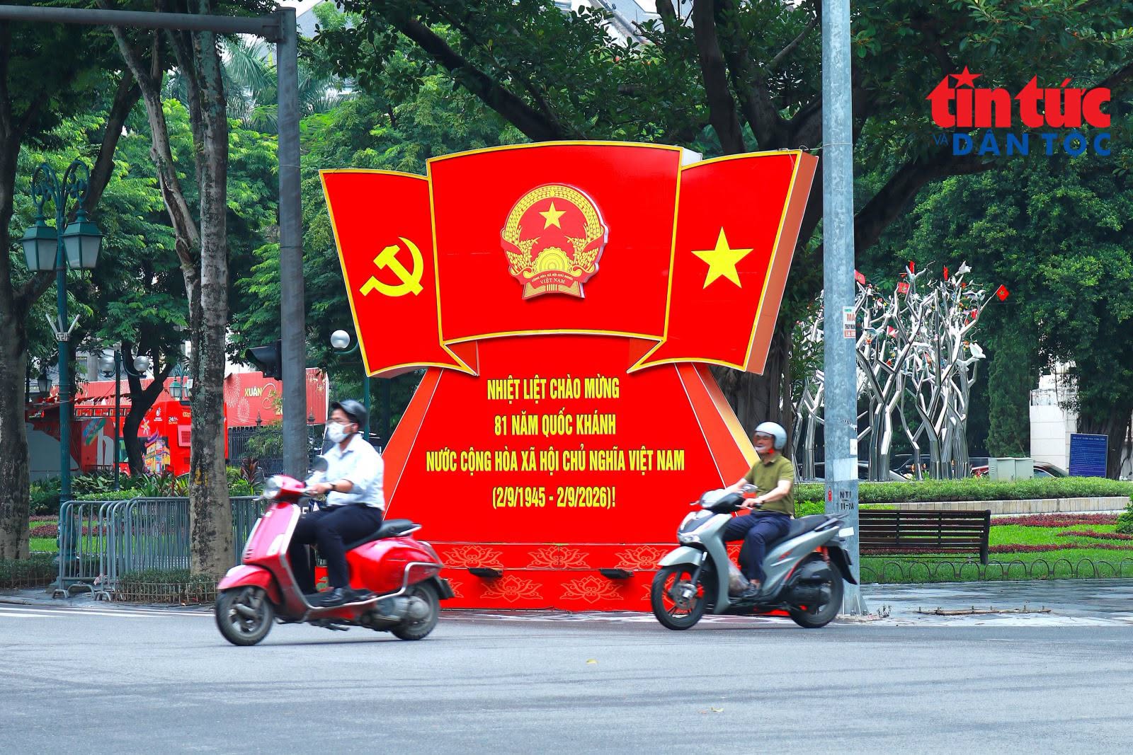khong-khi-ruc-ro-don-quoc-khanh-5