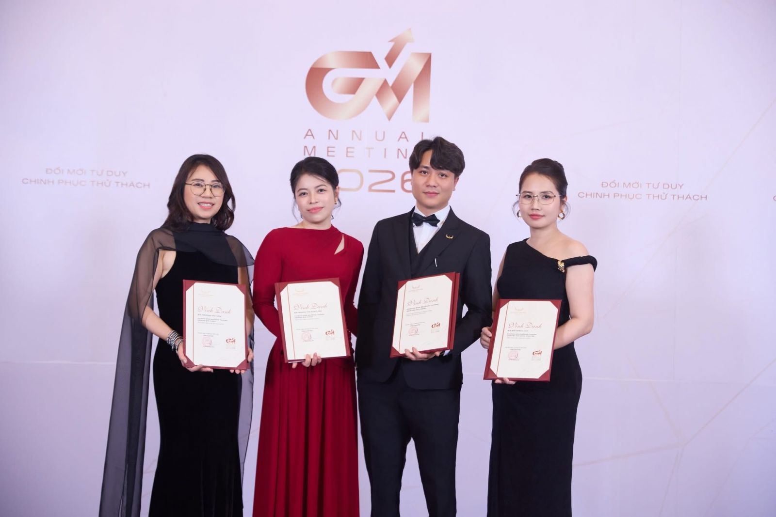 moi-nguoi-cung-luu-lai-khoanh-khac-nhan-giai