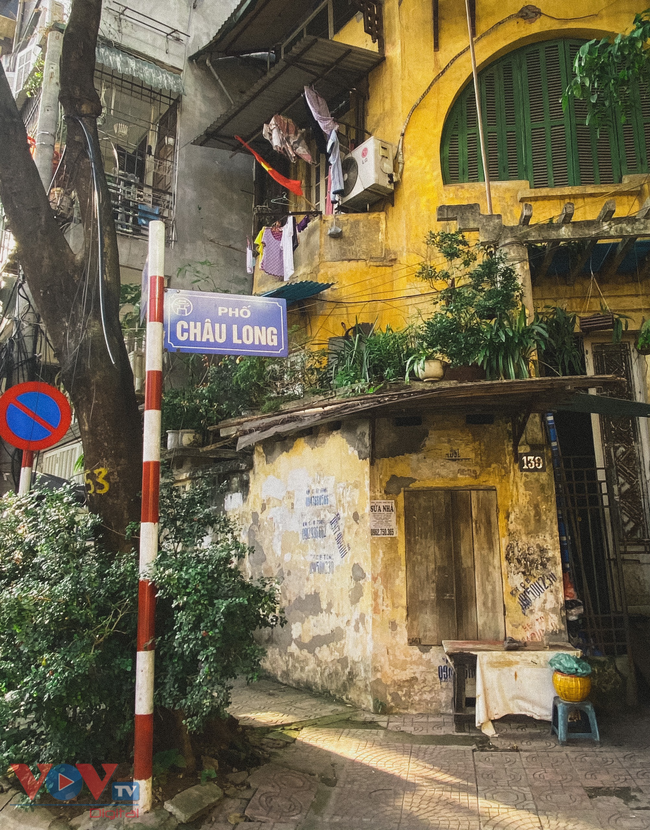 Thủ đô ngàn năm văn hiến: Hà Nội - Thủ đô ngàn năm văn hiến đã làm say lòng bao du khách với những di sản lịch sử, văn hóa tuyệt vời. Thành phố đầy sức sống, sự kết hợp hài hoà giữa cổ kính và hiện đại tạo nên một không gian độc đáo và lôi cuốn. Bạn sẽ phải ngạc nhiên trước vẻ đẹp không thể nào quên của Hà Nội.