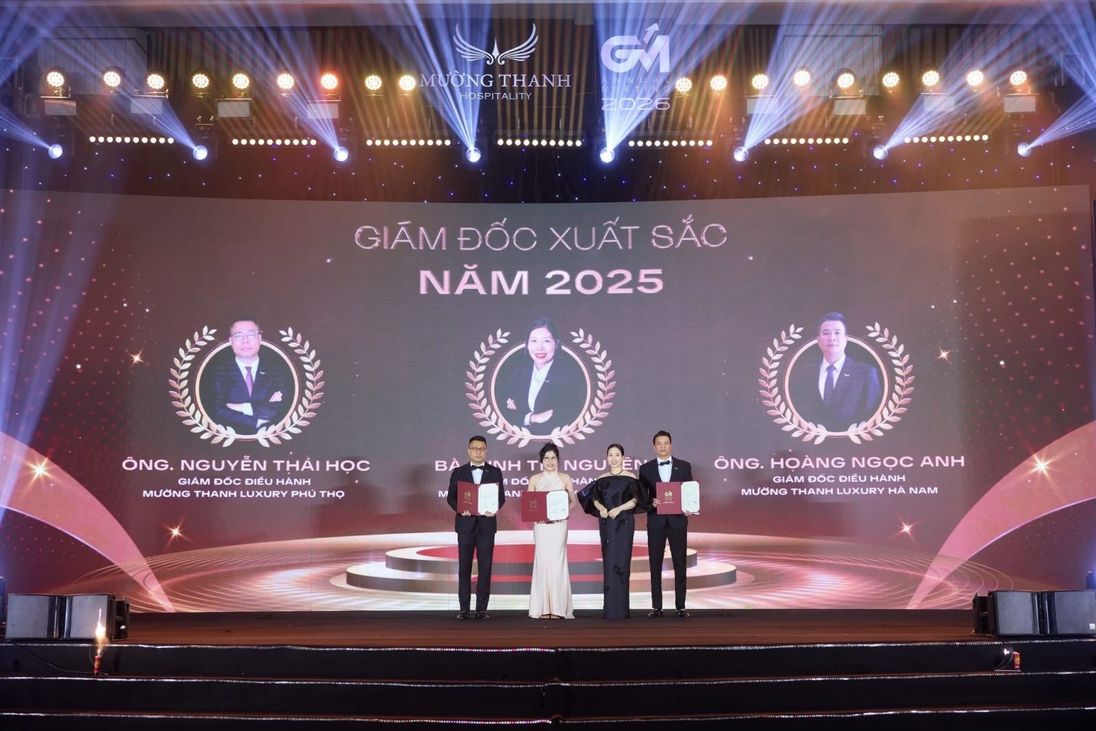 trao-giai-giam-doc-xuat-sac-nhat