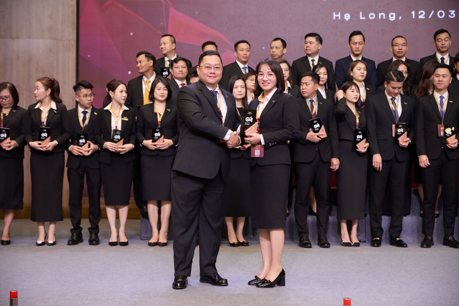 trao-ky-niem-chuong-cho-bgd-cac-don-vi